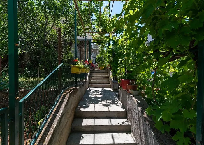 Hrabar Longo شقة تروغير