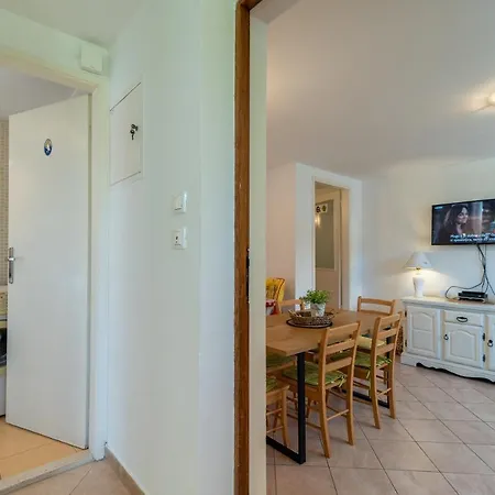 Hrabar Longo Apartament *